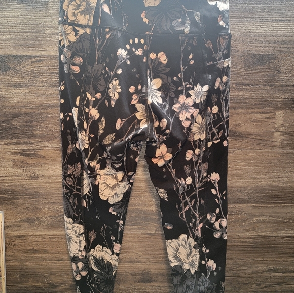 Victorias Secret Women Activewear Pants 10 Black Floral Legging Yoga Inseam 24" - Picture 2 of 5